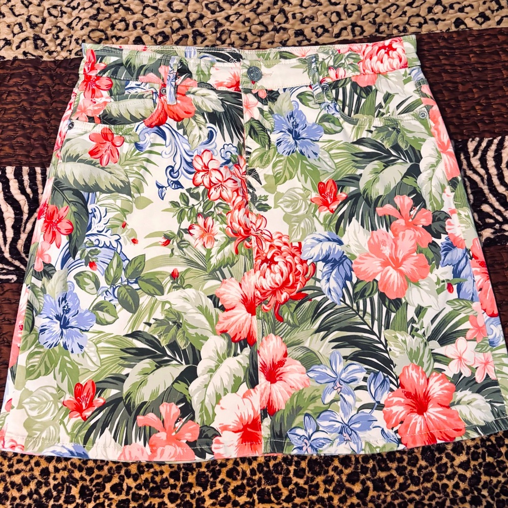Tommy Bahama Floral Print Women's Skirt
30 waist 
18 waist